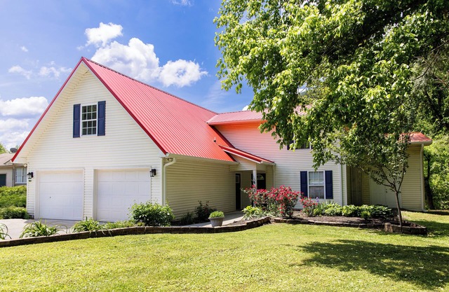 Riverfront Retreat! 2 bdrm/2 bath with direct river access - Newly remodeled!!