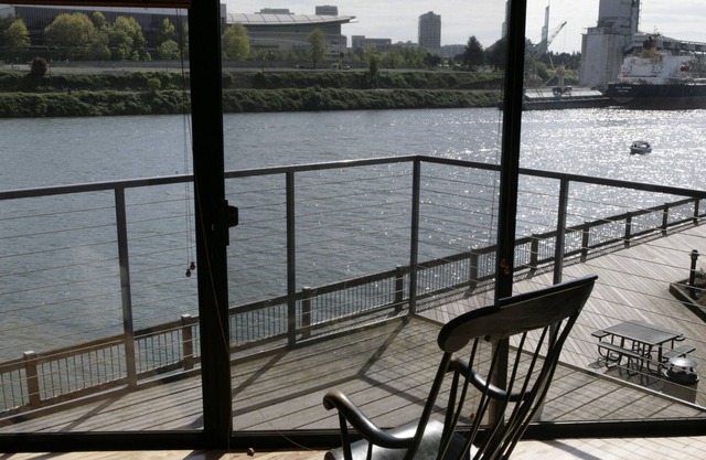 Riverfront: Dos Pisos w / impresionante río Vistas y 200 sf Patio privado