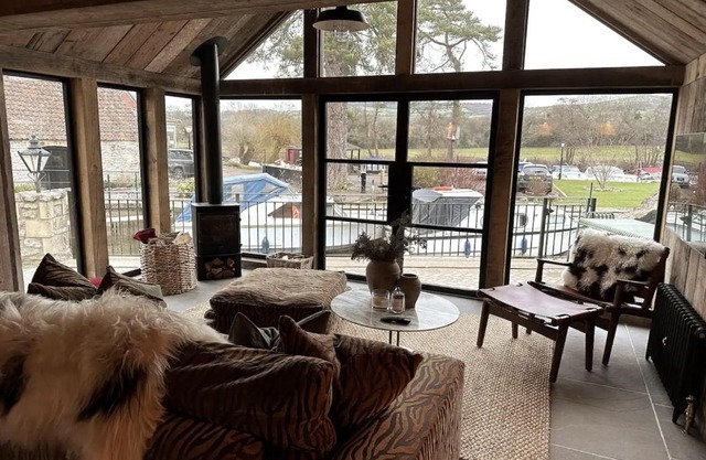 Riverside 2 Bed Cabin With Paddle Boards & Bikes