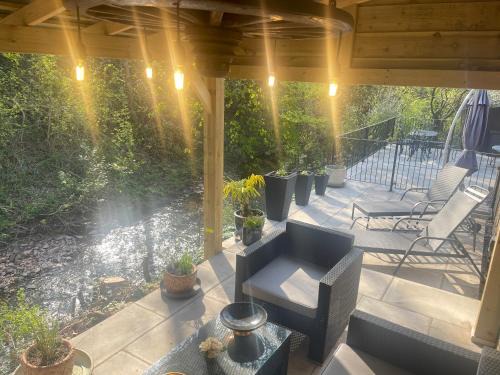 Riverside 2 Bedroom Townhouse with Car Charger