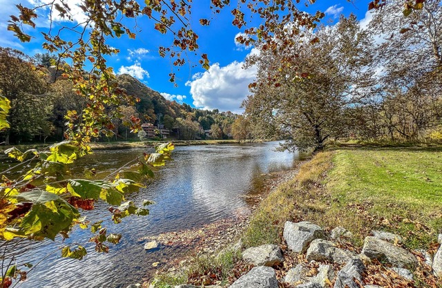 Riverside Escape Too: 4 BR, 2.5 BA Cabin or Bungalow in Piney Creek, Sleeps 8