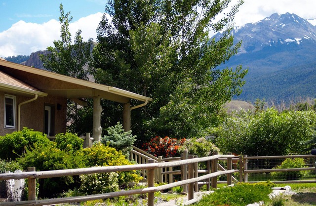 Riverside Lodge - wildlife watching & minutes to Yellowstone Park! 4BR / 3BA