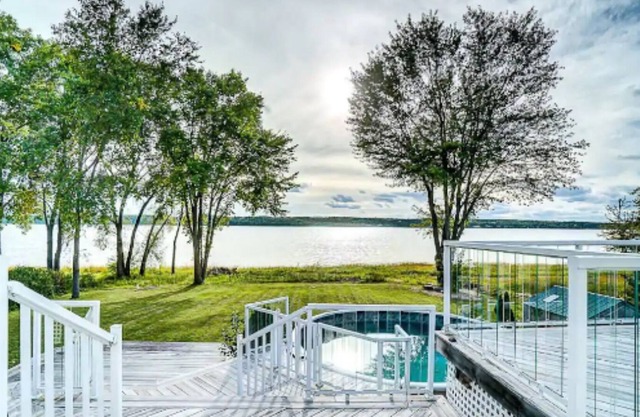Riverside Ottawa river luxury house for vacation