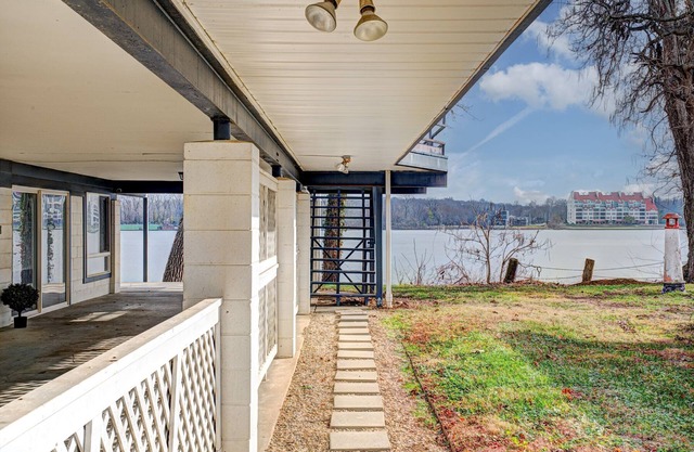 Riverside spot! 8 mls or less to Louisville, Jeffersonville & public boat ramp.
