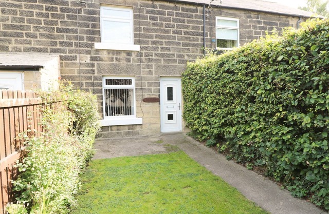 ROBIN COTTAGE - 2 THE MEADOWS, pet friendly in Matlock