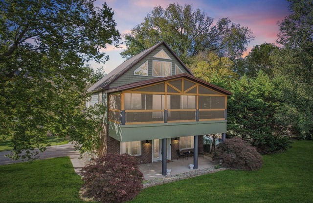 Rock & Roll RiverHouse: Pool Table, Mins to Louisville!