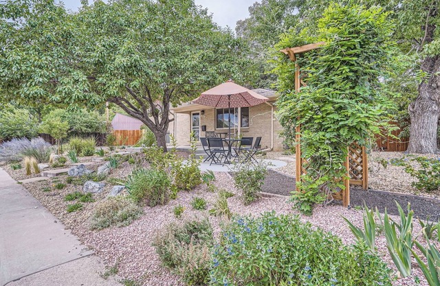 Rocky Garden Retreat: 3 Bedroom Near Denver