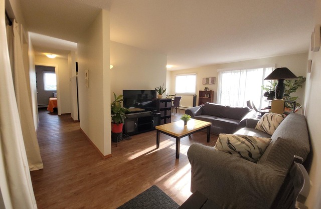 COMMONWEALTH & CLARKE Stadium✅️ROGERS Place✅️EXPO Centre✅️King, 2 twins+ beds✅️