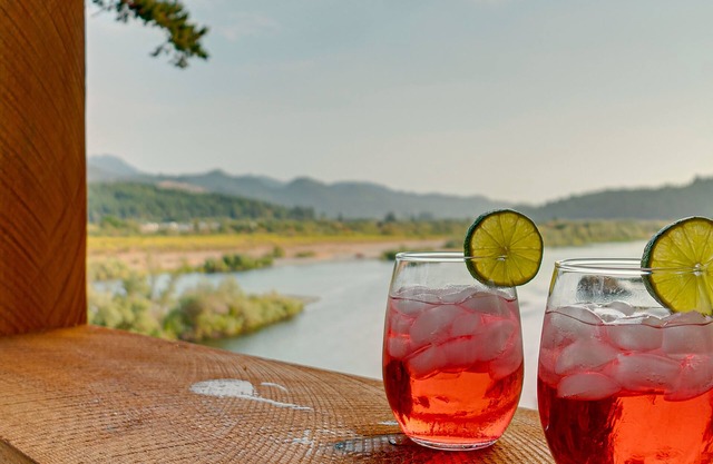 Rogue Keystone Lodge- River Front Views/Spa/Sleeps 7