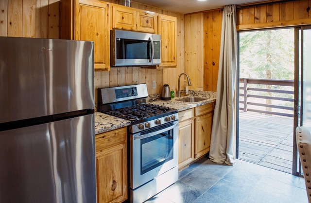 Romantic cabin in Lake Tahoe area, peaceful and relaxing gateaway