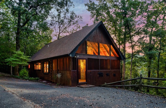 Romantic Hideaway: Near Dollywood & Outlets Intimate, Fireplace, Private Hot Tub