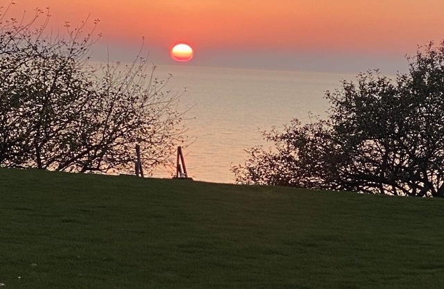 Romantic Huron Waterfront Cottage/ pet friendly / Private Beach/OutShower/ pool