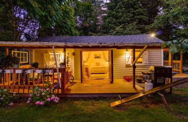 Romantic, Pet friendly Hideaway minutes from downtown VAN, PDX & Portland