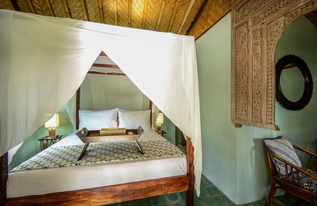 Romántica villa privada frente a la piscina. Soft aqua azulejos hechos a mano y antigüedades.