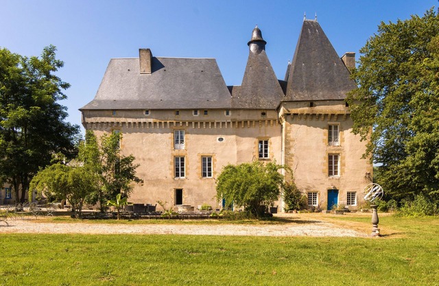 Castillo vintage en Chaleix con piscina compartida