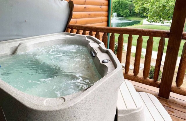 Romantic Waterview Lodge Suite w/ Hot Tub