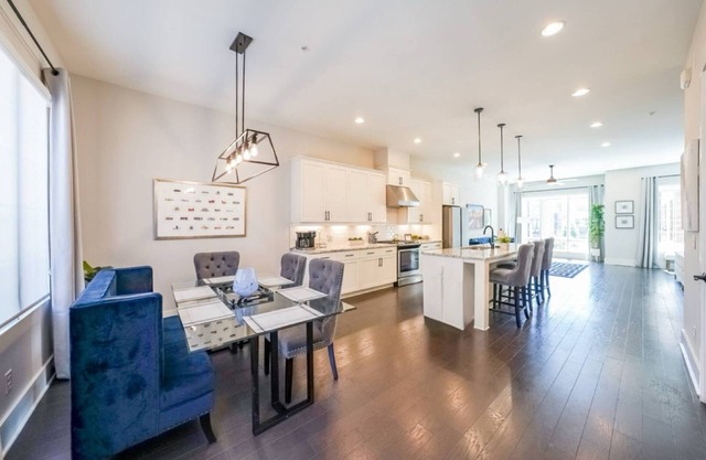 Rooftop/Skyline Views/Walk to Mercedes-Benz and enjoy some Free Fun for both Family and Adults