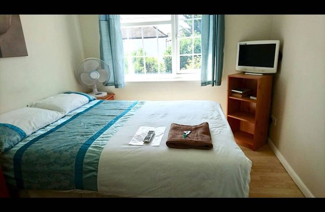 Room in Guest Room - Double With Shared Bathroom Sleeps 1-2 Located 5 Minutes From Heathrow Dsbyr