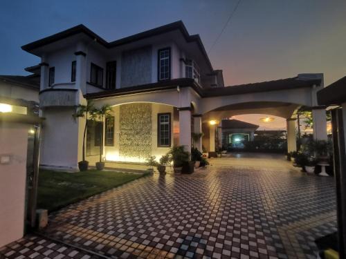 Room Only - Simple Quiet Residential Bungalow 5,403sqft