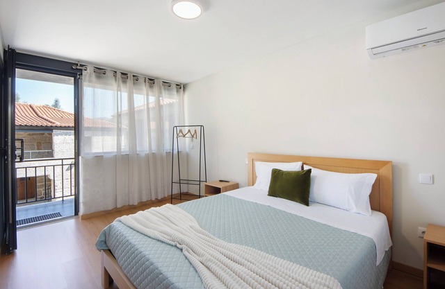 Habitación 'Quarto 8' con vistas a la montaña, Wi-Fi y aire acondicionado.