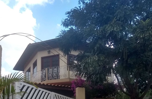Habitación con cama de matrimonio y litera,
