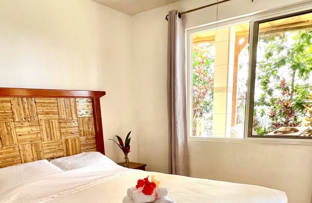Room with Queen bed and sea view