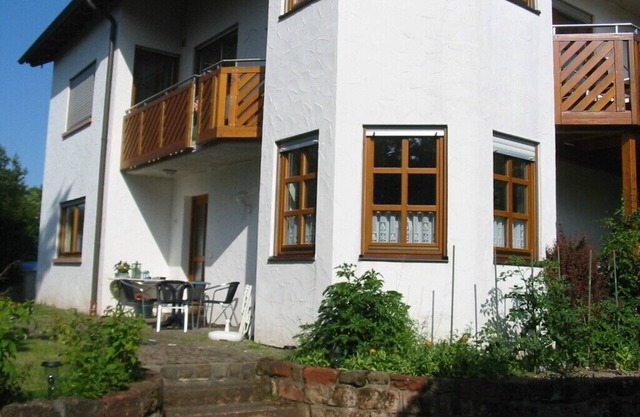 Amplio apartamento de 3 estrellas, situado en las afueras con vistas a las Trifels castillo