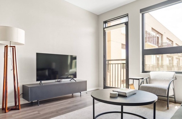 Roomy Congress Park 1BR w/ Gym & Pool, near shops & dining, by Blueground