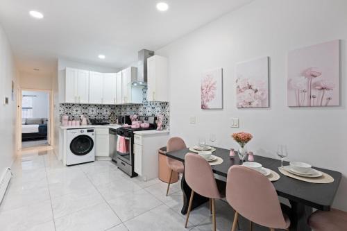 Rose Stay, Stylish 2BR Apartment - Sleeps 6 - 25 Min to NYC
