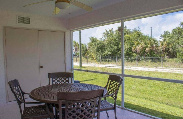 Rotunda West 2 bedroom Condo w Lanai 9 miles to Gulf Beaches