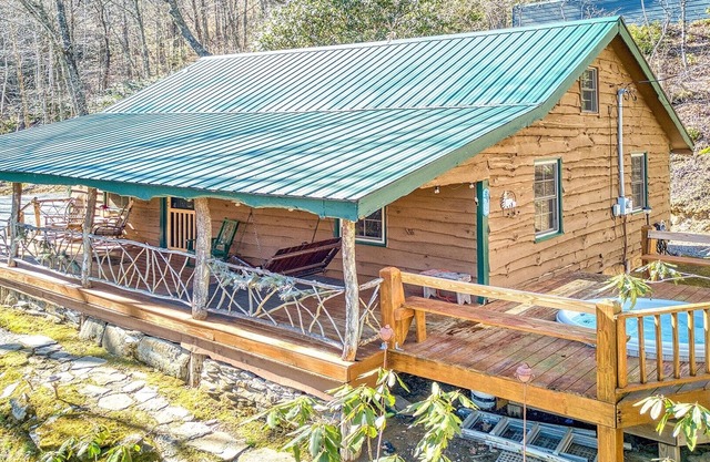 Roughin' it - Secluded, Rustic 2 Bedroom / 1 Bath Mountain Cabin with Hot Tub