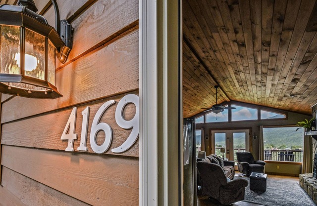 Roundtop Mountain Ridge 2 Bedroom Cabin by RedAwning
