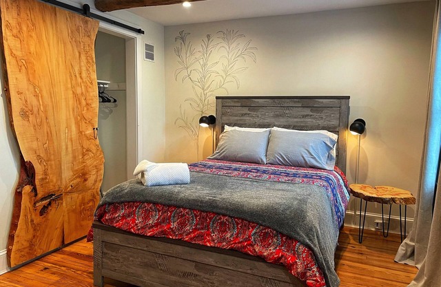 Row-home 3min drive to Central Market,Office,Patio w/ Fire Pit, Artistic Accents