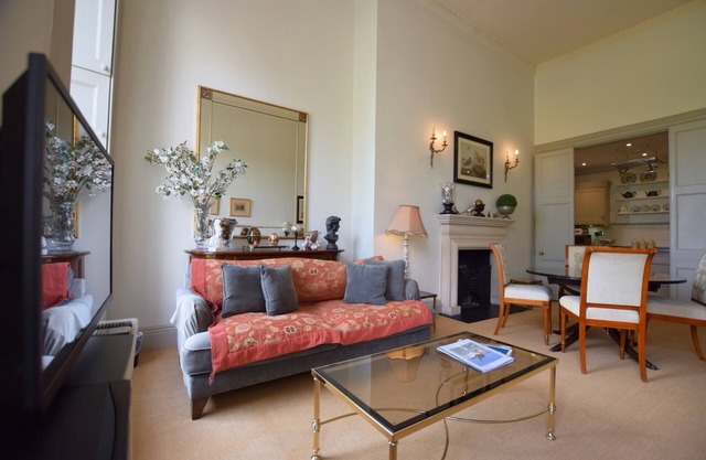 Un apartamento georgiano clásico de 2 dormitorios con vistas a la Royal Crescent