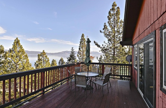 VISTAS RESPIRATORIAS del lago Tahoe. Cerca de Meeks Bay y Emerald Bay State Park. Ubicación aislada para una escapada perfecta. ¡Pregunta por nuestras actividades gratuitas!