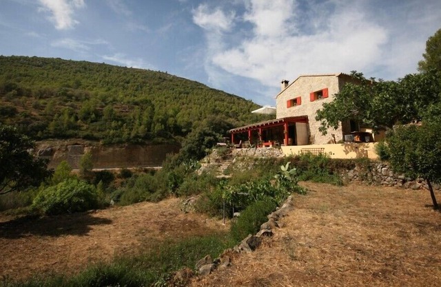 Apartamento rústico en España rural cerca de ciudades, pueblos y playas.