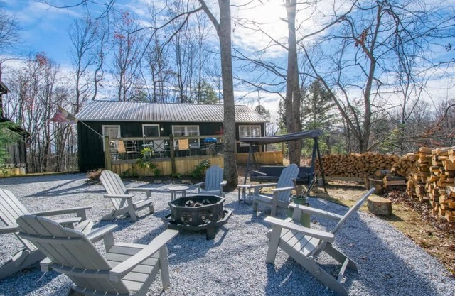 Rustic Awesome 4BR Lodge w/ Game Room & Fire Pit