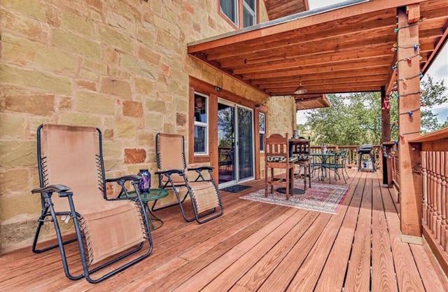 Rustic BLUEBONNET CABIN with Views-Near Hidden Falls Park-2 acres, 2 min to lake