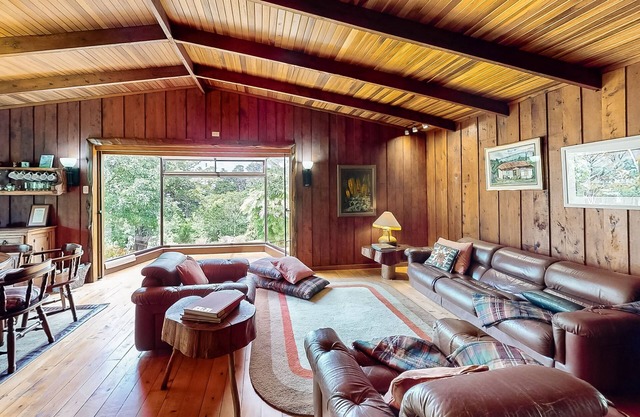 Rustic Cabin W/ High-Speed WiFi, Full Kitchen, Great Views, Large Deck & More