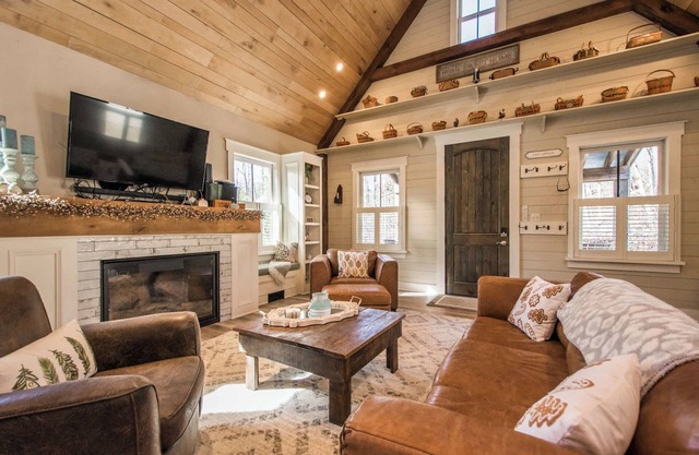 Rustic-Chic 2BR Cabin w/ Clawfoot Tub | Near Trails