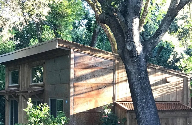 Cabaña rústica contemporánea en un entorno tranquilo (cerca del centro)