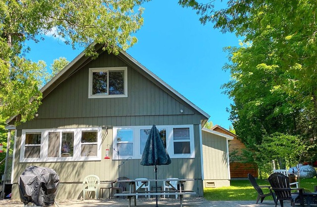 Rústica de 4 dormitorios, 2 baños casa en la costa norte del lago Rangeley.