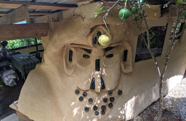 Casa rústica de tierra de dos pisos en Quintas del Bosque.