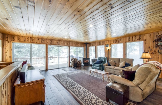 Casa rústica con estufa de leña, sauna seca privada y dos terrazas con vistas al bosque.