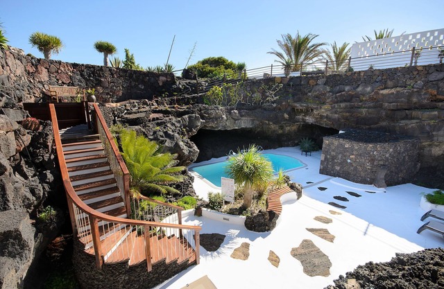 Casa rústica con una espectacular zona exterior con piscina, terraza, barbacoa y Wi-Fi