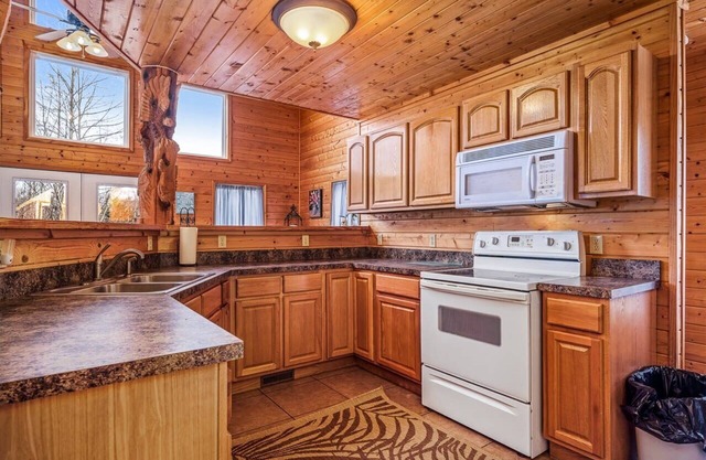 Rustic Lake Cabin with hot tub near three marinas!