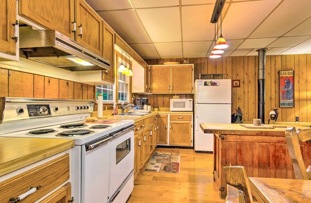 Rustic Linville Falls Cottage w/ Fire Pit!
