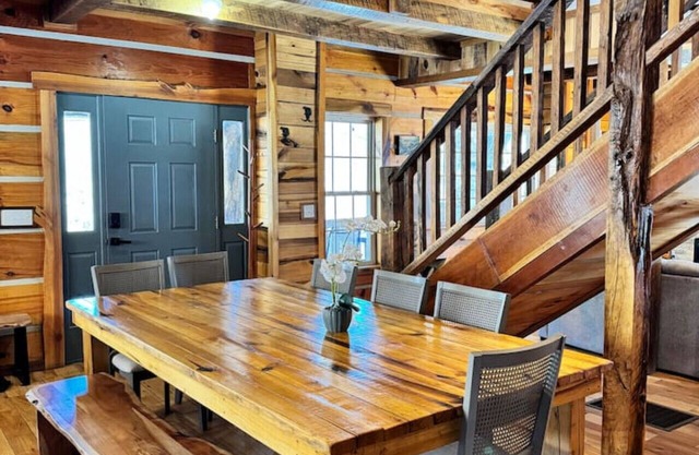 Rustic log Cabin w/ Pond & Hot tub Tranquil Vibe