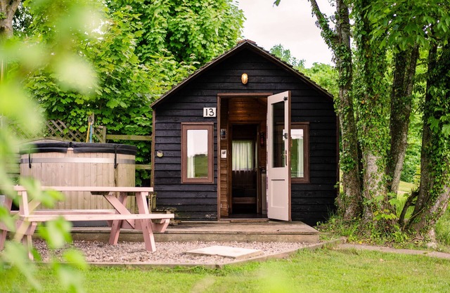 Confortable-Shieling With Hot Tub-Cabaña-Baño con ducha