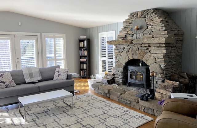 Rustic Modern: 4-Acre Mono Heritage Estate Getaway!